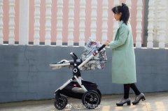 女子推着婴儿车散步  放在上衣口袋的手机被盗