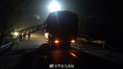 货车载重2吨装4吨 撞上限高杆悲剧了