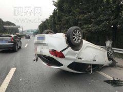 女司机一脚油门  把车“开飞了”