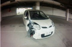 停车场三十台新车不同程度损坏  原来是熊孩子玩起了碰碰车