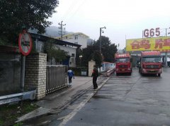 “熊孩子”真会玩 竟然跑上高速玩轮滑