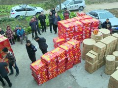 好危险！这家民房私藏了500多件烟花爆竹