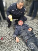 七旬老汉酒后醉卧铁路满脸鲜血  两分钟后火车疾驰而过