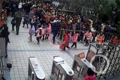 两男子冒充家长混进学校 盗走教师两部手机及千元现金