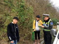 危险！两少年高速路边抓螃蟹