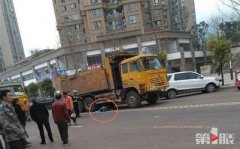 重庆发生一交通事故 男孩过马路被撞