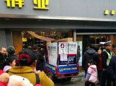 快递三轮车撞碎玻璃门冲进门店 现场一片狼藉