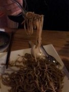 食客点的意面和牛排  却成了“炒河粉和煎糊的猪肉”