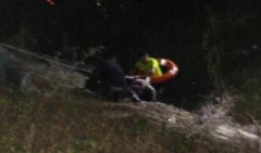 老人坠河   他们毅然跳入河中托举老人