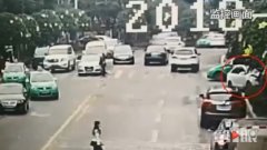 女司机忘记一个动作 小车“偷偷溜走”撞上奥迪