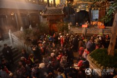 罗汉寺施送腊八粥 市民5点钟到场排队