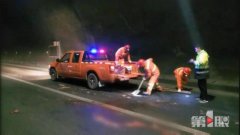 高速路隧道离奇车祸：猪掉路上 车撞猪上