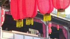 古戏楼挂满红灯笼 盼游子归来共享儿时年味