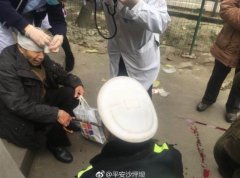 七旬大爷走路摔倒血流一地  民警积极救助获赞许