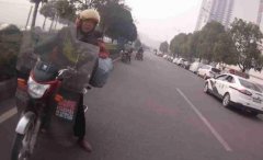 三摩托为抄近路疯狂逆行 被罚抄100遍行驶准则