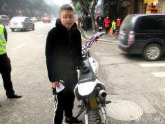 无牌摩托车“神龙摆尾”  想掉头逃离