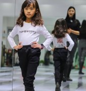 重庆这个8岁“小超模”即将登上纽约时装周走秀