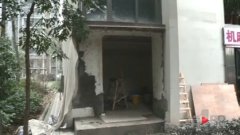 底楼业主砸窗搭棚 如此任性惹众怒
