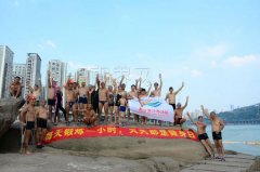 这支冬泳队每天都要下水 江边建起“秘密基地”