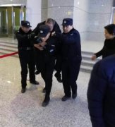 七旬老人参观火车站不慎摔倒 民警积极救助背其上救护车