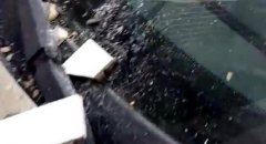 小区外墙脱落  砸中楼下汽车