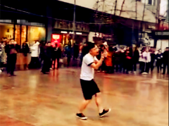 男子大冬天穿夏装举手机高歌  引路人围观