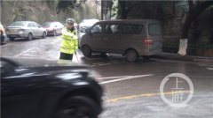 两车擦挂致道路拥堵 民警带头抬车疏导交通