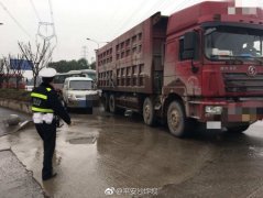 货车司机转弯不注意观察  竟与一旁汽车“亲”了一下