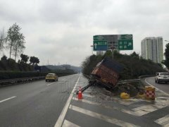 大货车栽倒高速路边   睡“大觉＂