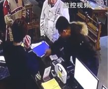 男子火锅店内对着顾客指指点点  还用手掐厨师长的脖子