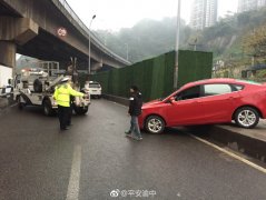 雨天开车闹乌龙  冲下堡坎卡半空