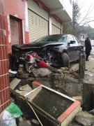 黑色轿车冲进家门口   洗衣槽都被撞毁了