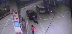 迷糊车主不知汽车油管破裂  竟开进加油站加油