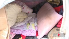 住在废旧三轮车里 谁认识这位老人？