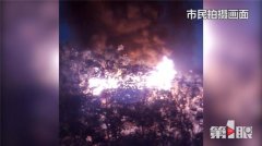 重庆一工地起火 连烧6间活动板房