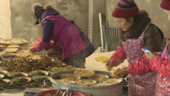 小区举办百家宴 居民欢聚迎新年