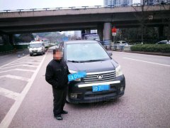 男子开套牌车上路 套的竟是自己的牌