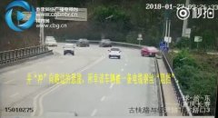 驾车打瞌睡 越野车差点“摔”下悬崖