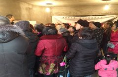 商家菜市场推销“变色养生壶”  民警现场叫停