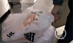 楼里腐臭弥漫有人提碎肉进出 结果出乎意料