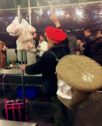 大叔高举铁锤跳钢管舞 原来是在卖麻糖