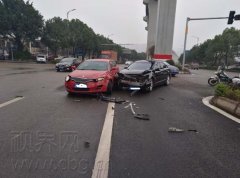 女司机急赴约会 心急抢道酿车祸