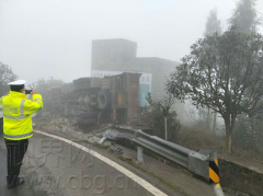 疯狂超载“卡弯师” 快跑惹祸自己跳车