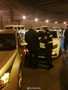 教训！男子着急赴会违规驾驶酿车祸