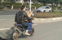 心真大！男子怀抱大纸箱驾驶摩托车