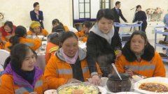 超有爱 重庆女子为700多名环卫工人设宴团年