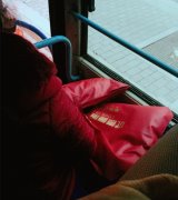 女子高峰期用枕头占座 身旁老人一直站着