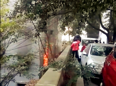 重庆一住户家中失火 空气中弥漫着焦糊味