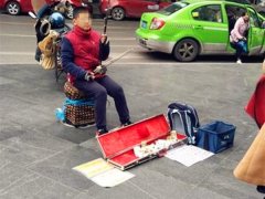 小男孩街头拉二胡挣学费 有人支持有人怀疑