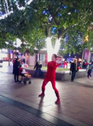 红衣男子热舞引围观 街头坝坝舞黯然失色